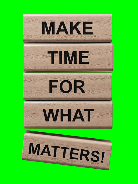 重要事项符号。木块上写着“为重要的事情腾出时间”。商业和重要事项概念。复制空间。3D渲染在绿色屏幕上用于素材和剪切路径。图片下载