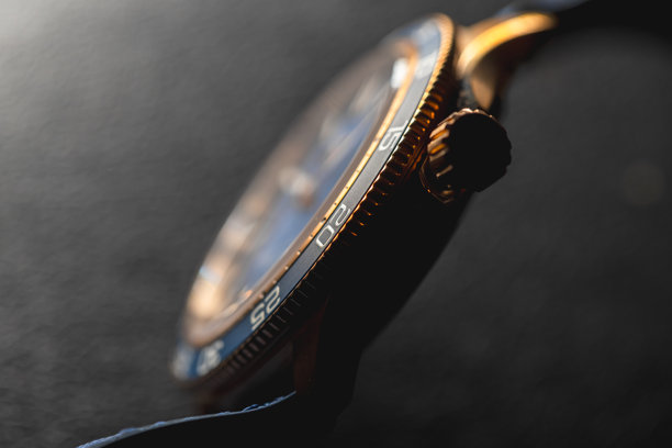 一张奢华腕表的特写微距照片，着重展示了其蓝色表圈图片下载