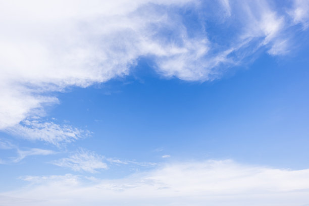 蔚蓝天空和云彩的全景，带有微小云朵的蓝天背景。蓝天中的白色蓬松云朵。迷人的天空和云彩美景的精选素材照片。图片下载