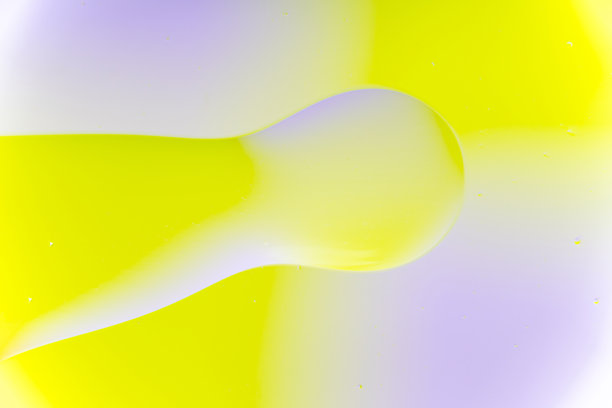 抽象的黄色和浅紫色油水流体背景微距照片图片下载