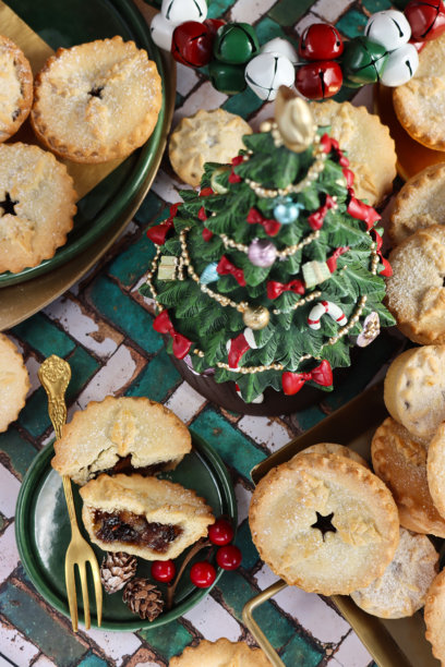 节日圣诞树、圣诞肉馅饼和挞的图片 / 传统的肉馅节日食品派对展示，舒适的季节性甜点桌图片下载
