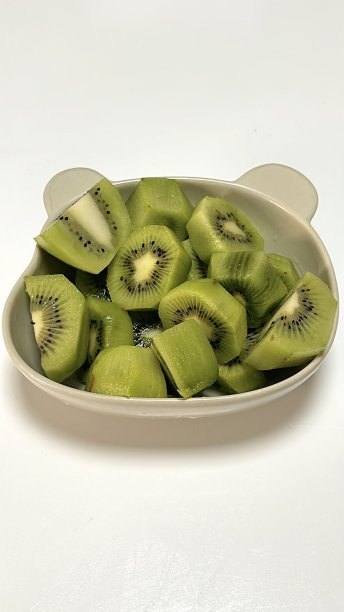 新鲜的猕猴桃切片，色彩鲜绿，口感多汁，酸甜可口，带来清爽的味觉体验，每一口都明亮可口，是完美的健康零食。图片下载