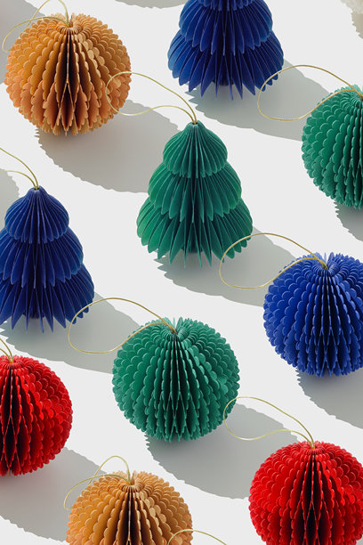 简约的彩色纸质圣诞装饰品图案，圆形球体和圣诞树造型，时尚的节日照片。节日几何蜂巢吊球纹理。圣诞和新年概念图片下载