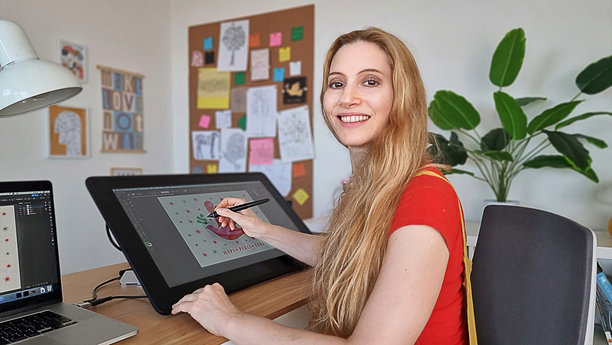 数字插画师在数位板上工作的肖像图片下载