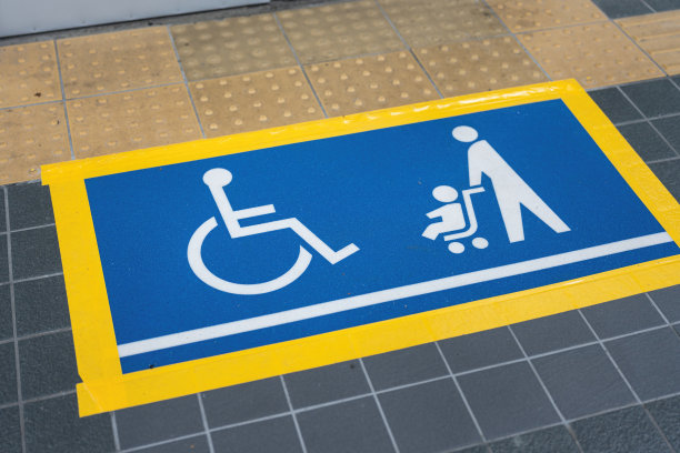 公共火车或地铁站台地面上的残疾人优先图标。图片下载