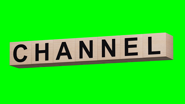 用木块制作的“CHANNEL”一词。木块特写，商业概念。绿色屏幕上的 3D 渲染，用于素材和剪切路径。图片下载