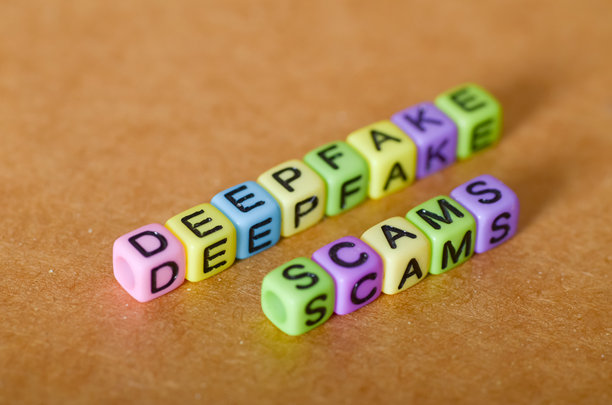 网络安全警告：白色背景上的玩具字母串珠拼写出“深度伪造”和“诈骗”图片下载