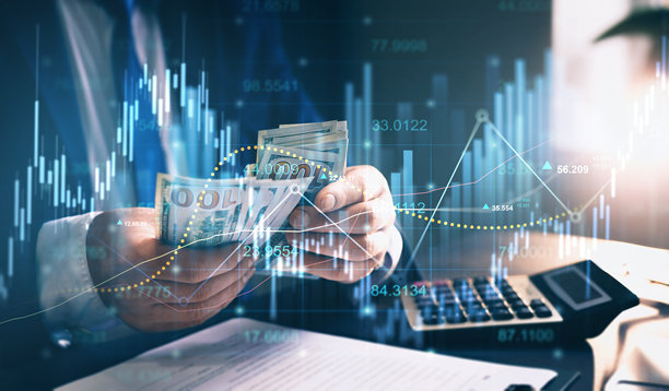 商人手持美元钞票，背景为股市图表。象征商业成功、增长策略和目标达成，上升箭头代表着积极的市场趋势。该图表展示了货币兑换和全球贸易的股票市场走势。图片下载