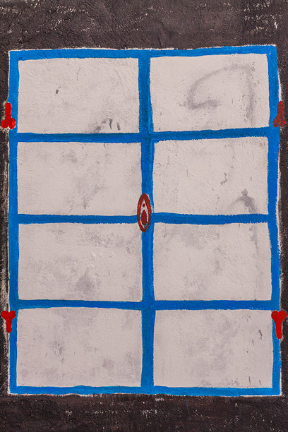 深色纹理地面上手绘的蓝白跳房子格子，带有红色标记图片下载