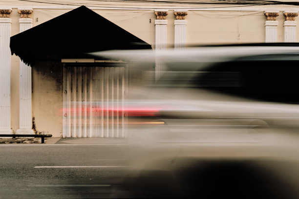 城市街道的动态长曝光照片。图片下载