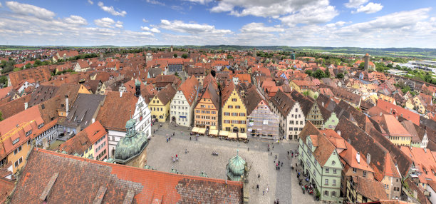 罗滕堡老城区全景照片，展示了房屋屋顶、市场广场以及狭窄蜿蜒的小巷。图片下载