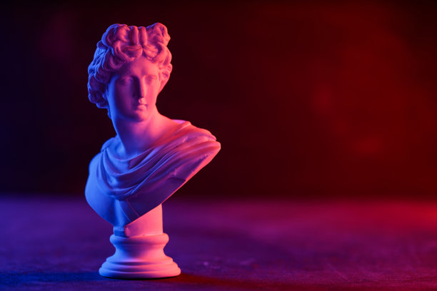 蓝红渐变灯光装置中的装饰性石膏头像图片下载