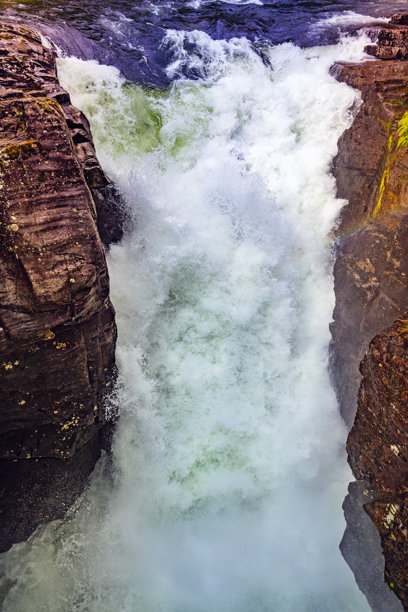 古德布兰兹朱维特自然公园。挪威瓦尔达尔瓦尔道拉河上的瀑布，欧洲。竖幅照片图片下载