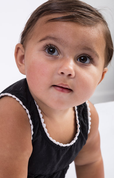 1岁小女孩的头像，面容可爱，抬头看向前方，背景为白色。图片下载