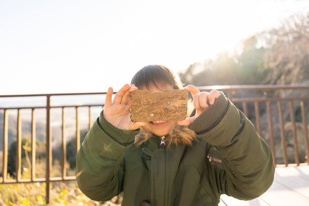游客拍摄的亚洲男孩照片图片下载