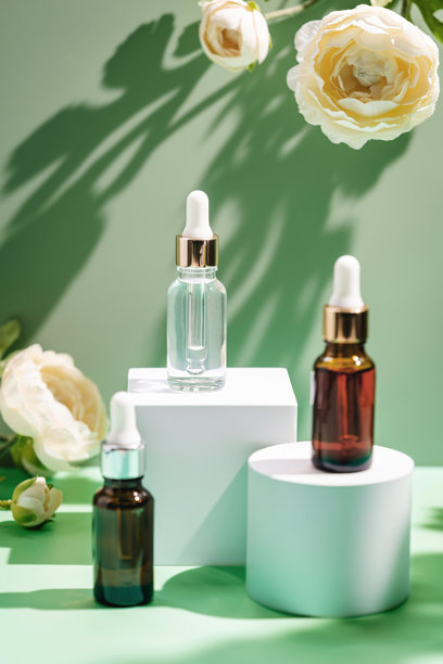 装有精油或精华液的瓶子图片下载