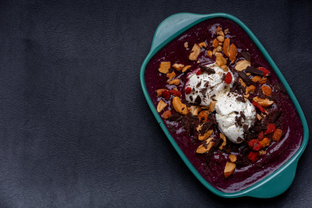 高分辨率照片，展示了装有水果的冰沙碗，使用4500万像素高分辨率相机拍摄图片下载