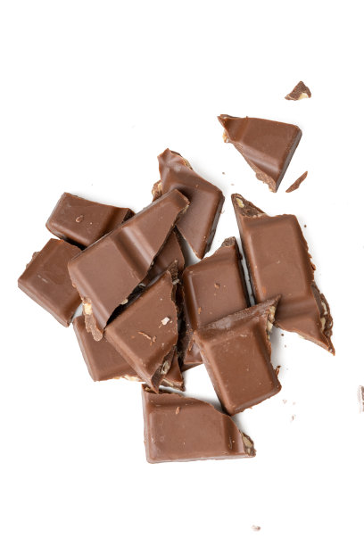 在白色背景上使用高分辨率相机和焦点堆叠技术拍摄的巧克力棒照片。图片下载