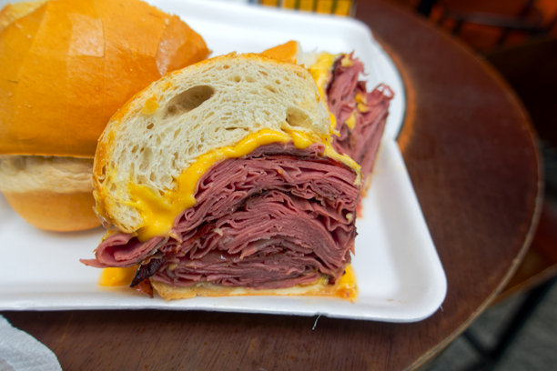 从高处俯瞰巴西圣保罗一家餐厅里的巨大摩泰台拉香肠三明治，摄于春日。照片摄于2025年10月12日，巴西圣保罗。图片下载