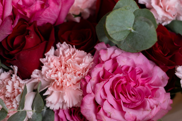 一束由各种鲜花组成的美丽花束。花卉背景。新鲜花朵图案。带有深色复古效果的花卉卡片设计。图片下载