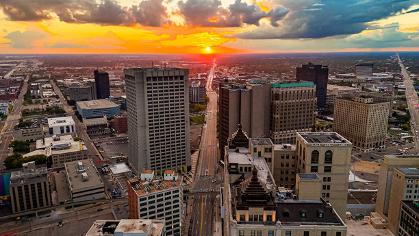 日落时分底特律市中心天际线的航拍图。日落时分底特律市中心天际线的航拍无人机照片，橙色天空和城市建筑。图片下载