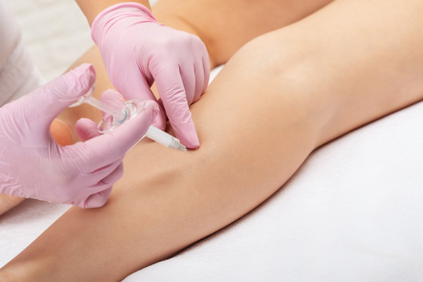 美容师为女性身体进行溶脂注射以燃烧脂肪。美容院的女性美容项目。美容概念。图片下载