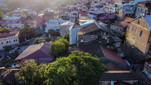 老城区的鸟瞰图，远处是司法宫，左上角是摩天大楼图片下载