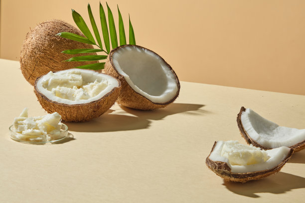 正面视角，由椰子半、乳木果油和坚果组成的极简构图，共同摆拍，用于美容、健康和护肤成分广告拍摄。图片下载