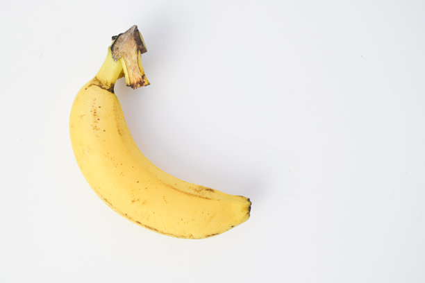 单根成熟的黄香蕉，孤立在白色背景上，极简食物构图展示新鲜的热带水果，简洁干净的图片，适用于健康饮食或营养概念。图片下载