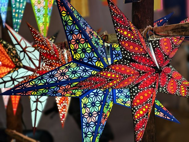 五彩缤纷的传统灯笼，形状各异，是阿卡什坎迪尔（排灯节装饰灯）在商店外悬挂出售，庆祝排灯节。素材图片图片下载
