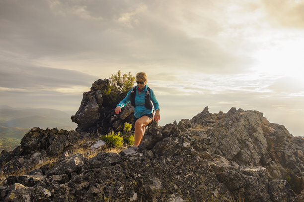 山地运动员在悬崖间克服道路上的困难图片下载