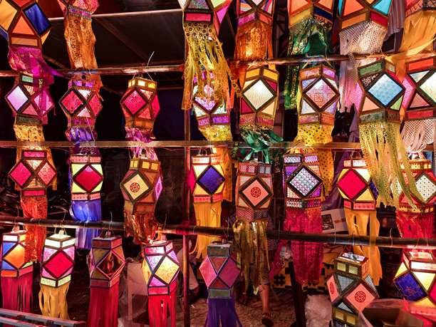 五彩缤纷的传统灯笼，形状各异，是阿卡什坎迪尔（排灯节装饰灯）。悬挂在商店外出售，庆祝排灯节。素材图片图片下载