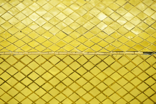 明亮的黄色马赛克瓷砖图案，可用作背景和设计素材图片下载