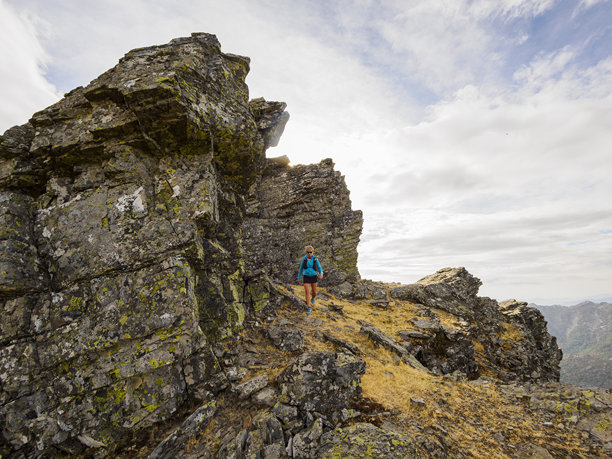 山地运动员在悬崖间克服道路上的困难图片下载