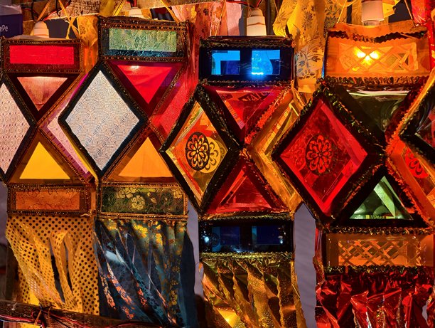 色彩缤纷的传统灯笼，造型各异，是排灯节（Diwali）的装饰灯。这些灯笼悬挂在商店外售卖，用于庆祝排灯节。插画图片下载