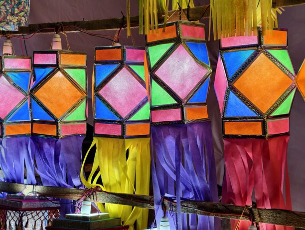 五彩缤纷的传统灯笼，形状各异，名为Akash kandil（排灯节装饰灯），悬挂在商店外出售，庆祝排灯节。素材图片图片下载