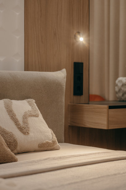 卧室，配有床、床头柜和台灯图片下载