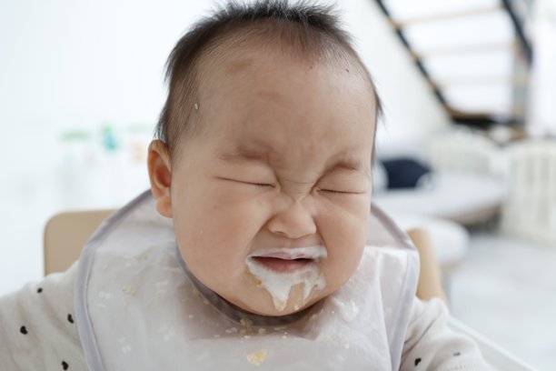 一个宝宝因为吃辅食把嘴弄脏了图片下载