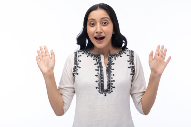 身穿白色库尔塔（Kurta）的年轻女子肖像，白色背景，素材照片图片下载