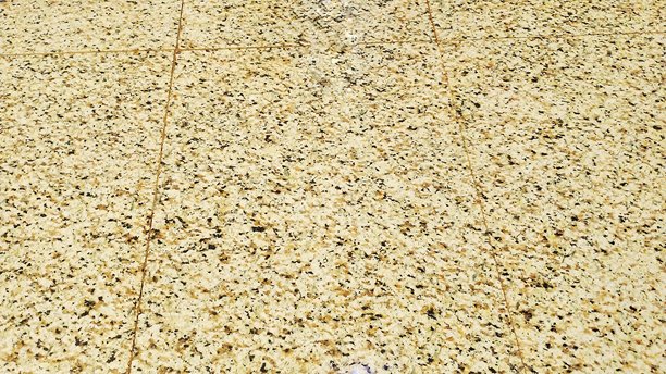 公寓楼走廊里瓷砖地板的特写照片图片下载