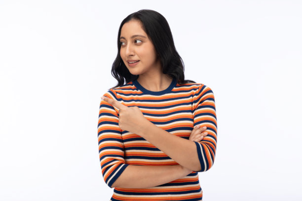 身穿条纹T恤的漂亮年轻女孩，白色背景下的照片素材图片下载