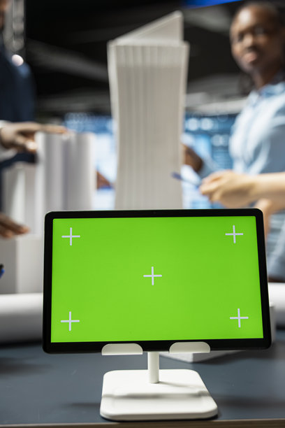 在会议室的平板电脑上，特写孤立的绿色屏幕正在运行图片下载