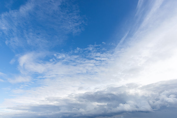 广阔的蓝天布满蓬松的白云，自然背景照片图片下载