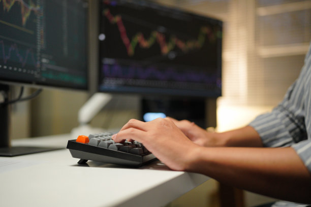 办公室里，一名男商人在电脑显示器上分析商业图表、市场营销数据和金融市场图表的裁剪照片。图片下载