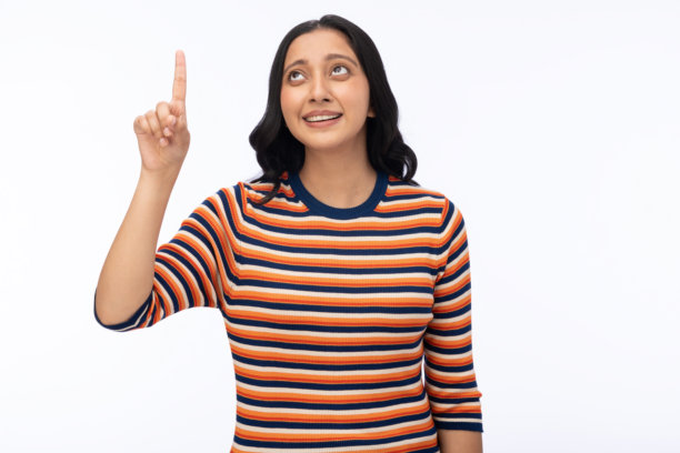 穿着条纹T恤的漂亮年轻女孩照片，孤立在白色背景上图片下载