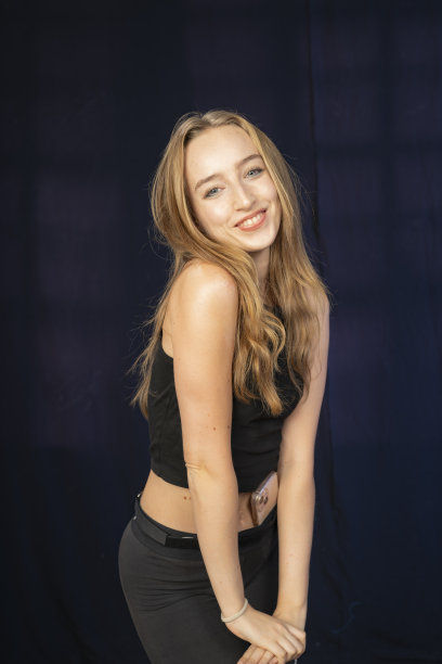 身着休闲装的俏皮年轻女子绽放灿烂笑容，适合用作素材图图片下载