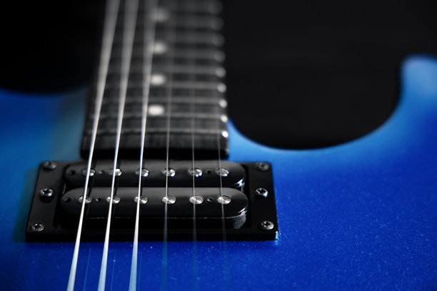蓝色的电吉他，孤立在黑色背景上，专业的音乐器乐产品照片，带有用于广告和在线商店的复制空间图片下载