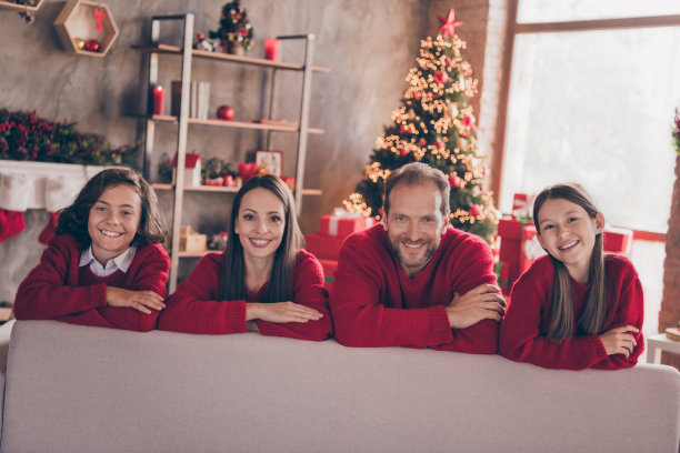 照片：梦幻迷人的一对兄妹/夫妻在室内房间/家中享受圣诞节，脸上带着微笑图片下载