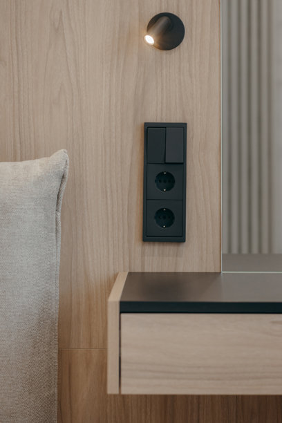 卧室，内有床、床头柜和台灯图片下载