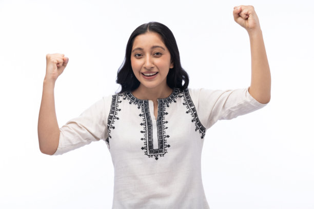 身穿白色库尔塔上衣的年轻女子肖像，白色背景下的素材照片图片下载